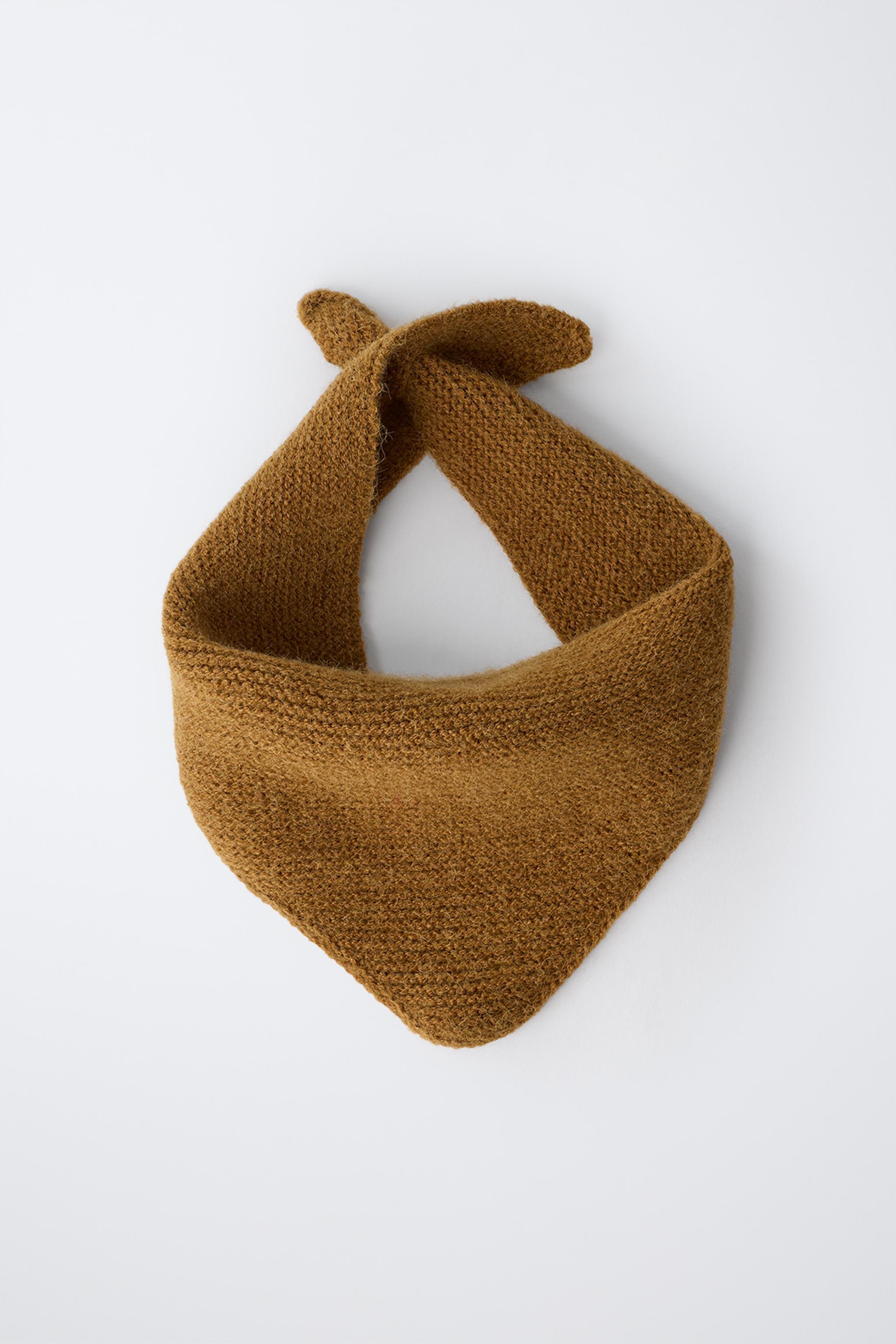 TRIANGULAR KNIT BANDANA